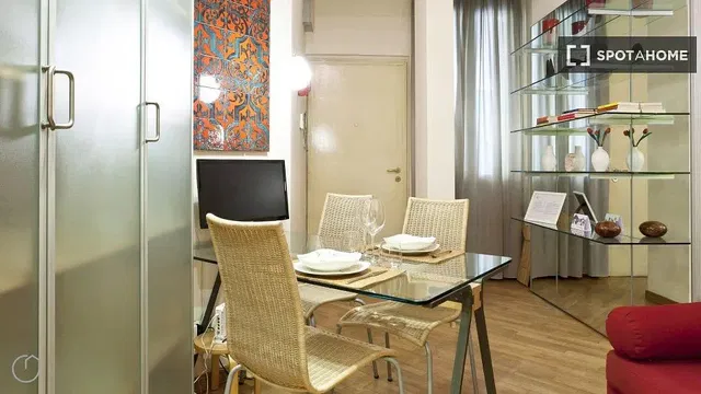 Keuken; keukenapparatuur, houten vloer, natuurlijk licht, moderne stijl