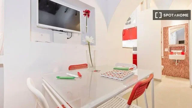 Obývací pokoj; dřevěná podlaha, přirozené světlo, moderní styl