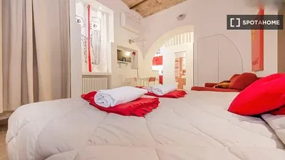 Soggiorno; pavimento in legno, luce naturale, stile moderno