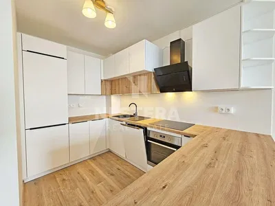 Sala de estar; chão de madeira, luz natural, estilo moderno