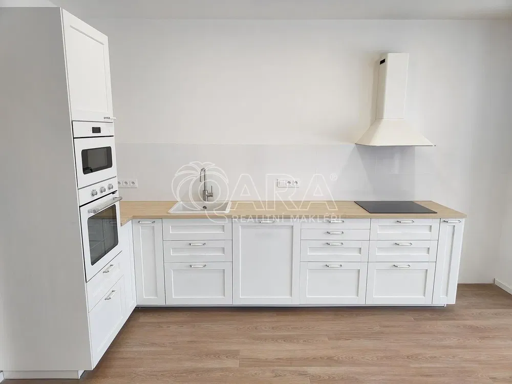 مطبخ; أجهزة المطبخ, أرضية من البلاط, ضوء طبيعي, أسلوب عصري