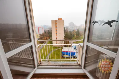 Soggiorno; pavimento in legno, luce naturale, stile moderno