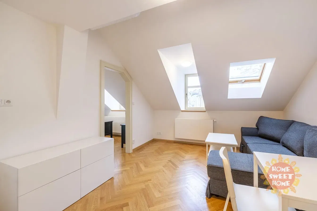 Obývací pokoj; dřevěná podlaha, přirozené světlo, moderní styl