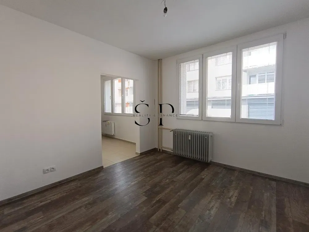 Хол; дървен под, естествена светлина, модерен стил