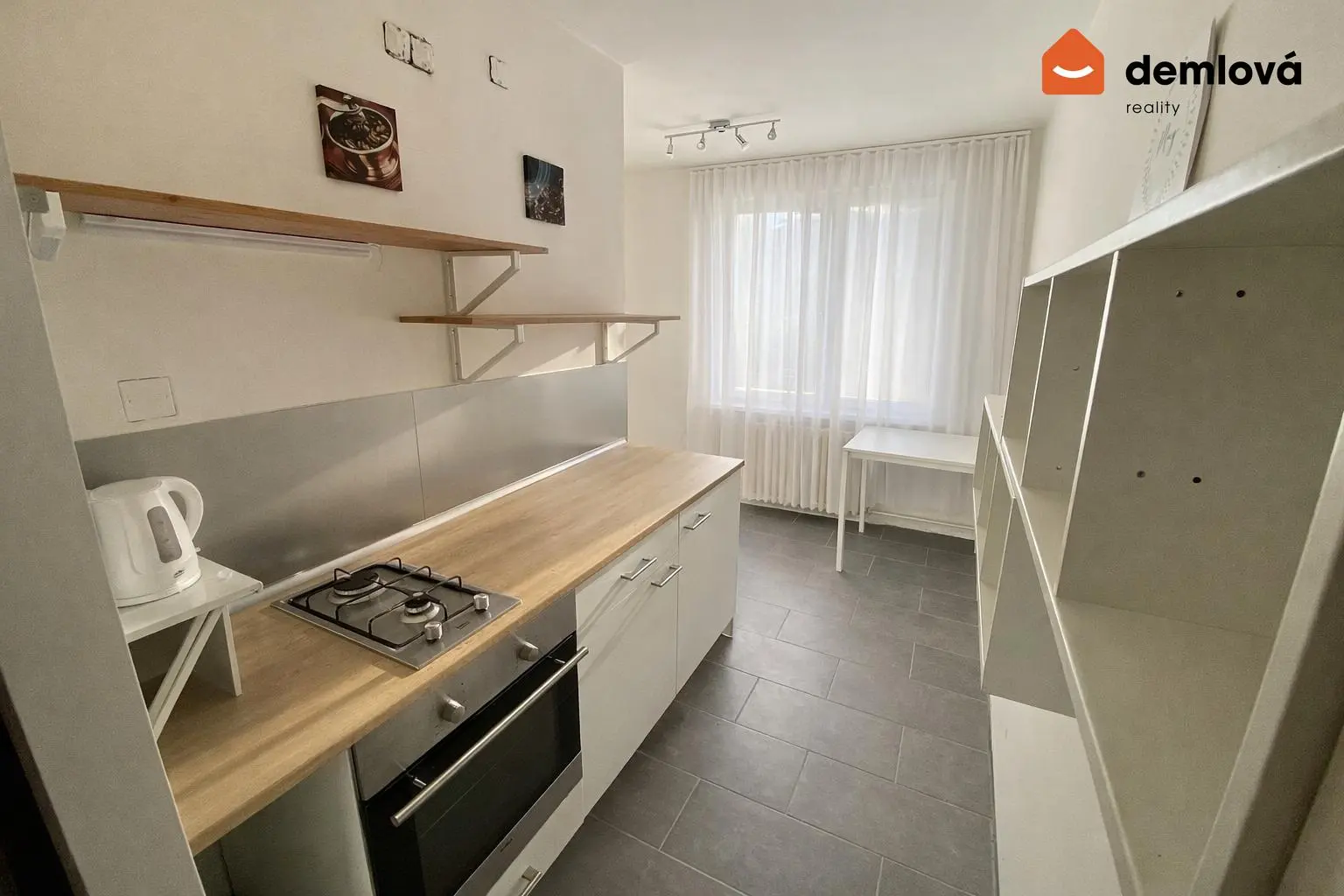 Obývačka; drevená podlaha, prirodzené svetlo, moderný štýl