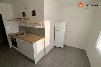 Obývačka; drevená podlaha, prirodzené svetlo, moderný štýl