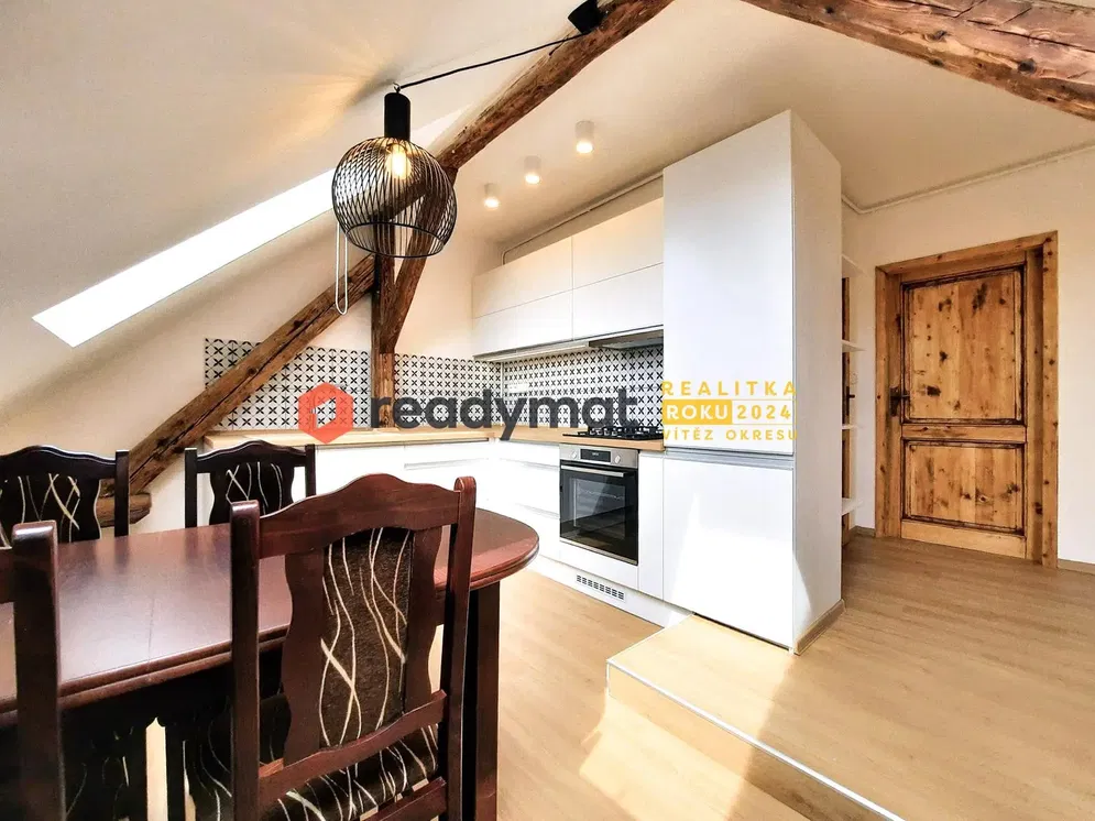Living room; wood floor, natural light, modern style