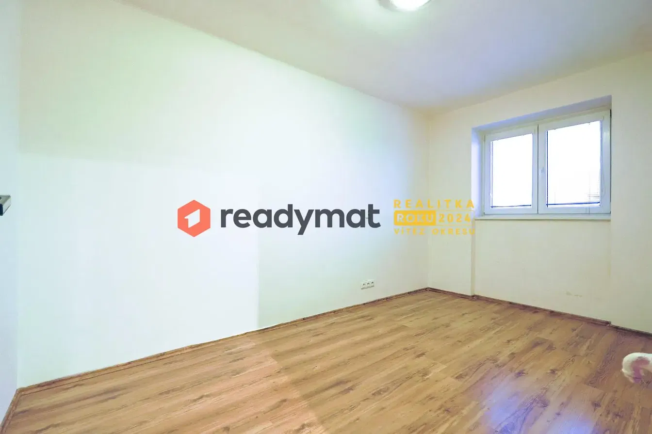 Хол; дървен под, естествена светлина, модерен стил