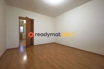 Хол; дървен под, естествена светлина, модерен стил