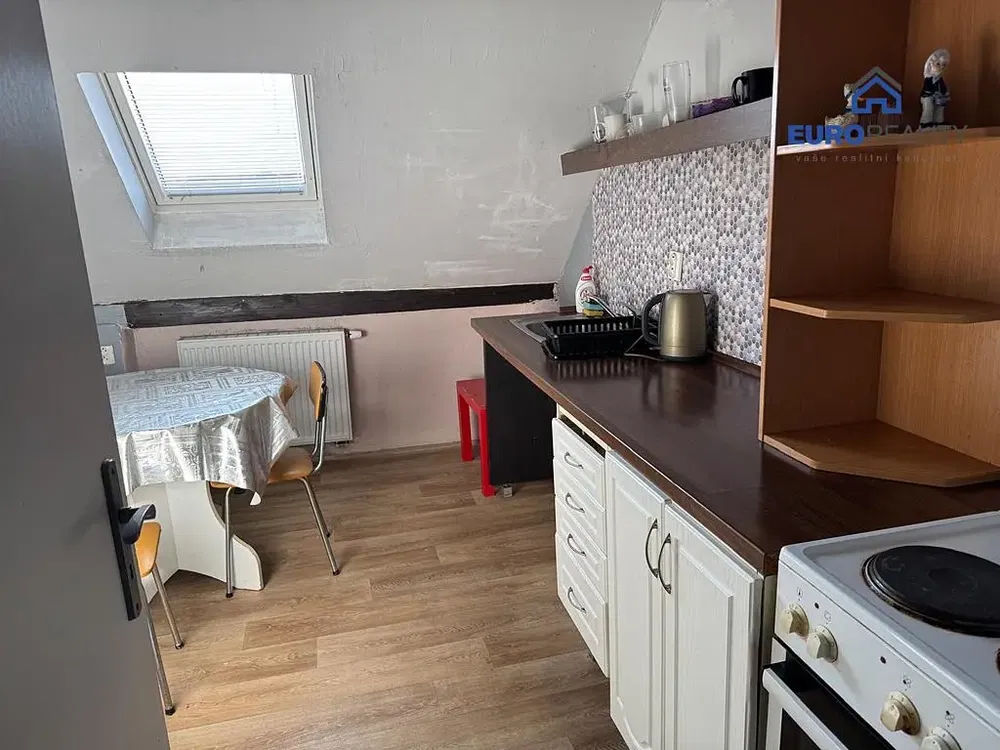 Cocina; electrodomésticos, suelo de madera, luz natural, estilo moderno