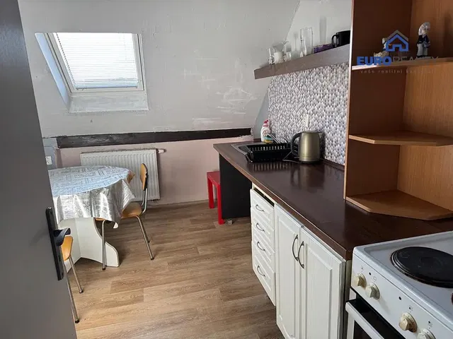 Κουζίνα; συσκευές κουζίνας, ξύλινο πάτωμα, φυσικό φως, μοντέρνο στυλ