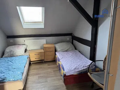 Salón; suelo de madera, luz natural, estilo moderno, techos altos