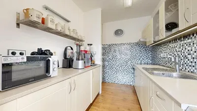 Хол; дървен под, естествена светлина, модерен стил