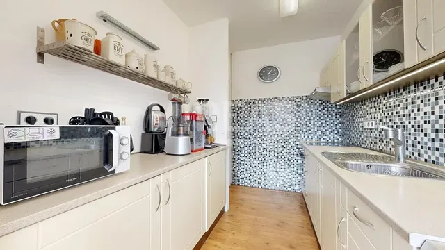 Хол; дървен под, естествена светлина, модерен стил