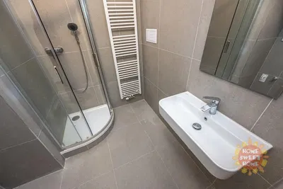 Kuchnia; sprzęt kuchenny, podłoga drewniana, światło dzienne, styl nowoczesny