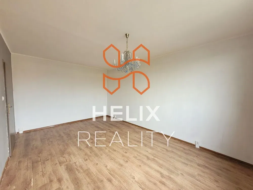 Living room; wood floor, natural light, modern style, high ceiling