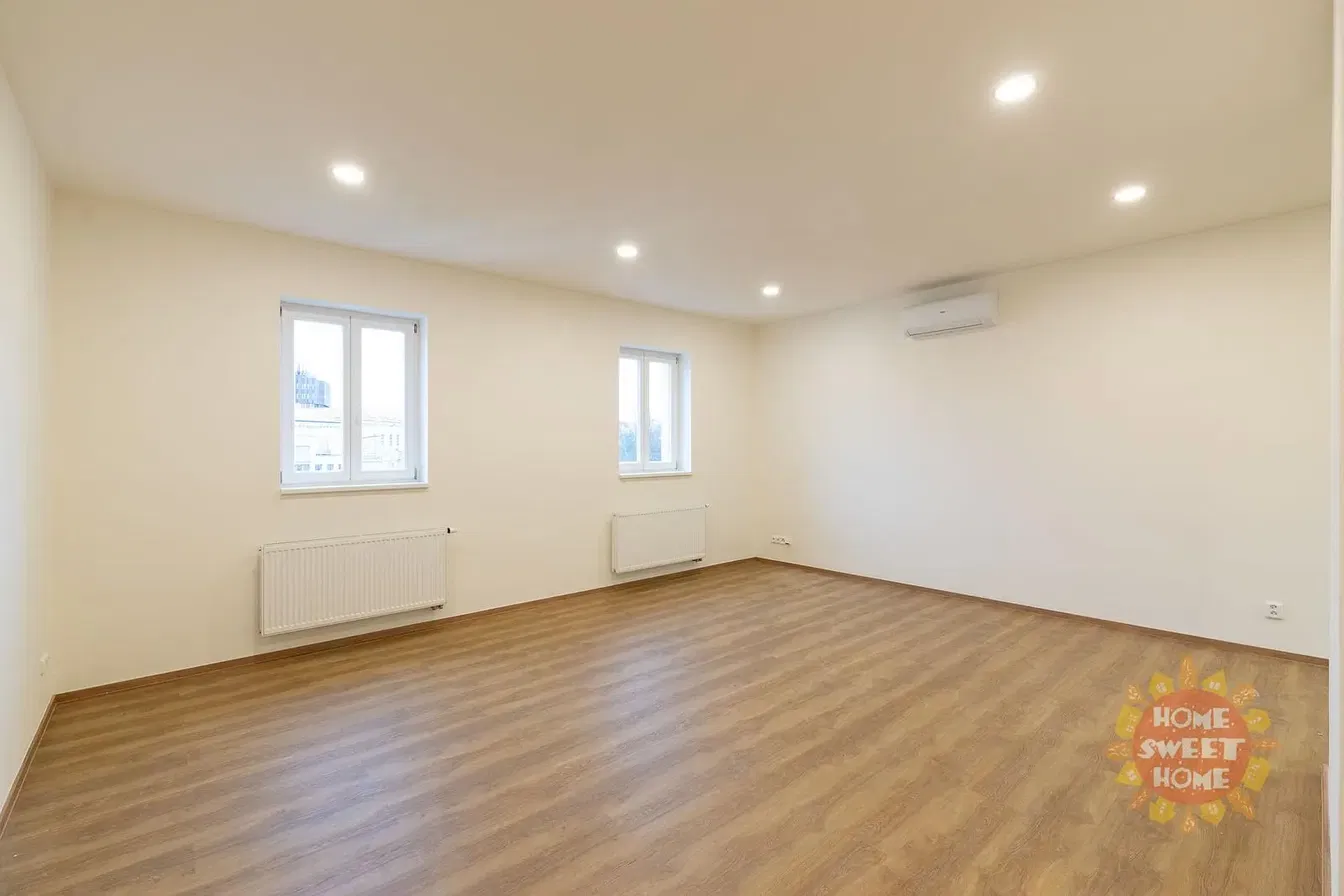 Кухня; кухненски уреди, дървен под, естествена светлина, модерен стил