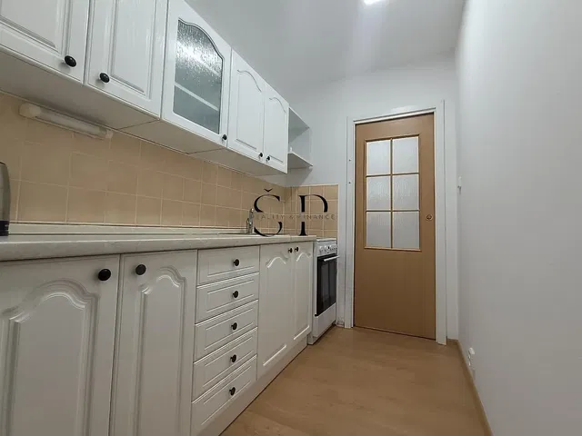 Soggiorno; pavimento in legno, luce naturale, stile moderno