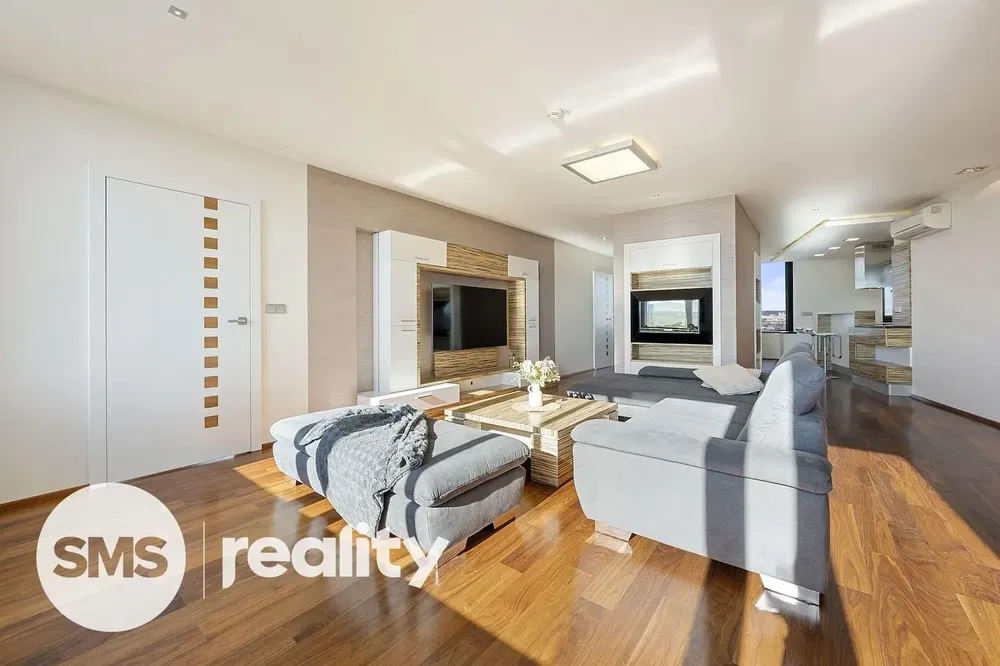 Salon; podłoga drewniana, światło dzienne, styl nowoczesny