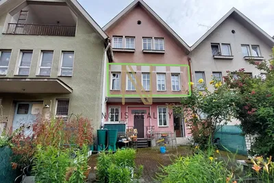 Keuken; keukenapparatuur, tegelvloer, natuurlijk licht, moderne stijl