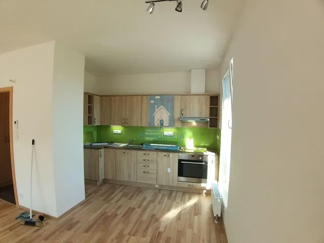 Cozinha; eletrodomésticos, chão de madeira, luz natural, estilo moderno