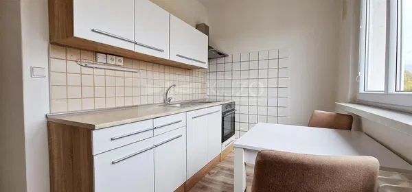 Хол; дървен под, естествена светлина, модерен стил