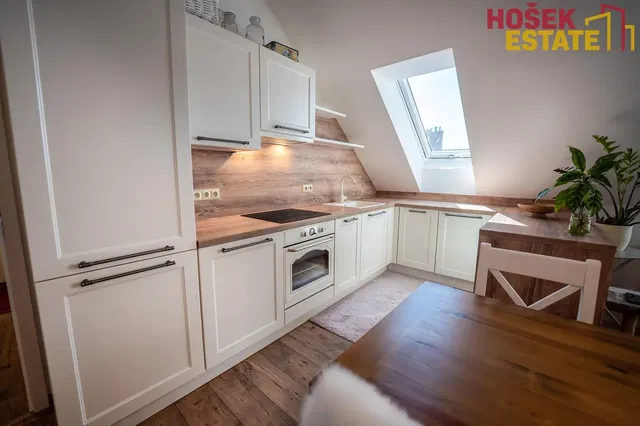 Kuchnia; sprzęt kuchenny, podłoga drewniana, światło dzienne, styl nowoczesny