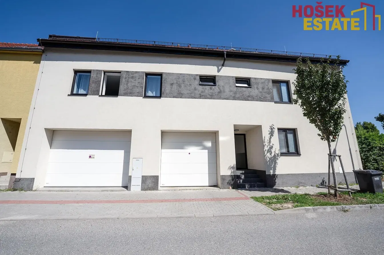 Obývací pokoj; dřevěná podlaha, přirozené světlo, moderní styl