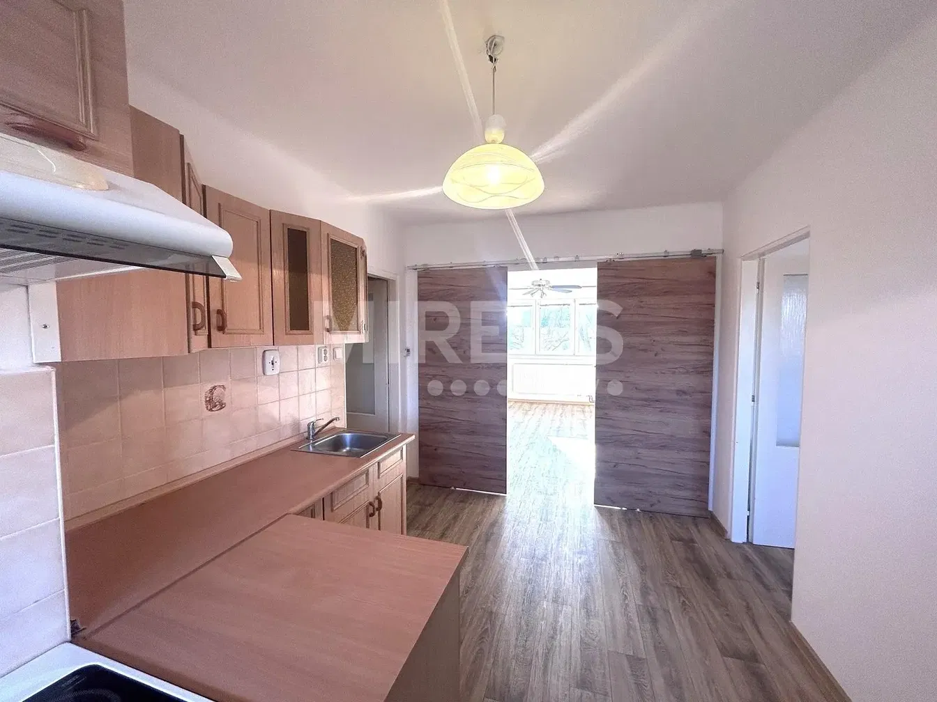 Living room; wood floor, natural light, modern style