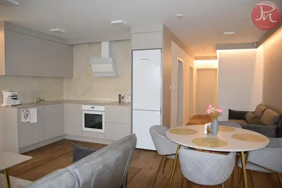 Obývací pokoj; dřevěná podlaha, přirozené světlo, moderní styl