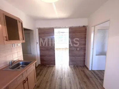 Living room; wood floor, natural light, modern style, high ceiling