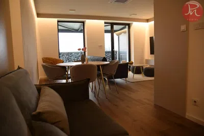 Obývací pokoj; výhled, přirozené světlo, dřevěná podlaha