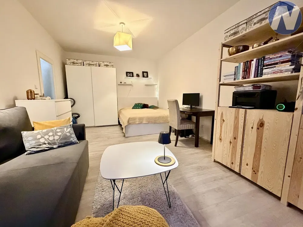 Obývačka; drevená podlaha, prirodzené svetlo, moderný štýl, vysoké stropy