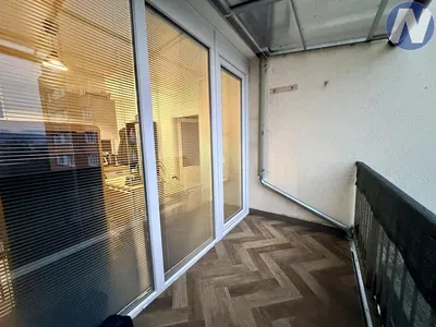 Kuchyňa; kuchynské spotrebiče, drevená podlaha, prirodzené svetlo, moderný štýl