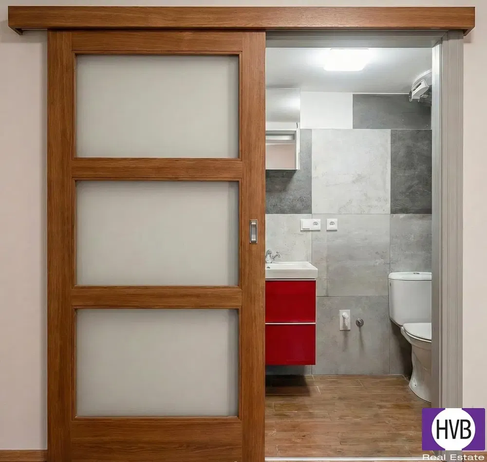 Хол; дървен под, естествена светлина, модерен стил