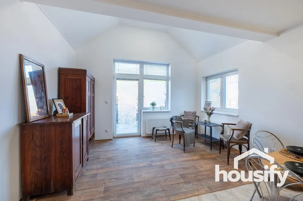 Wohnzimmer; holzboden, tageslicht, moderner stil