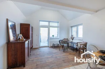 Wohnzimmer; holzboden, tageslicht, moderner stil