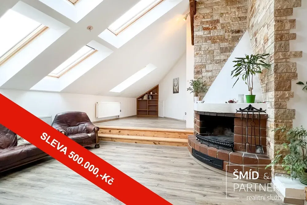 Living room; wood floor, natural light, modern style