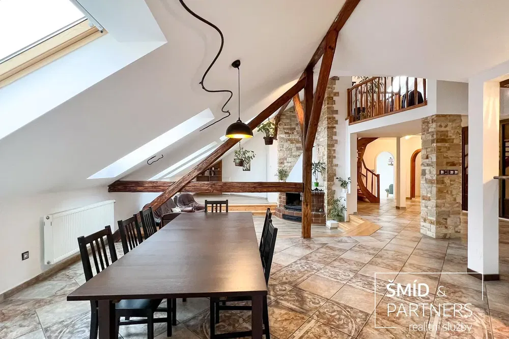 Living room; wood floor, natural light, modern style