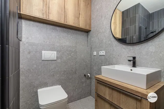 Kuhinja; kućanski aparati, drveni pod, prirodna svjetlost, moderan stil