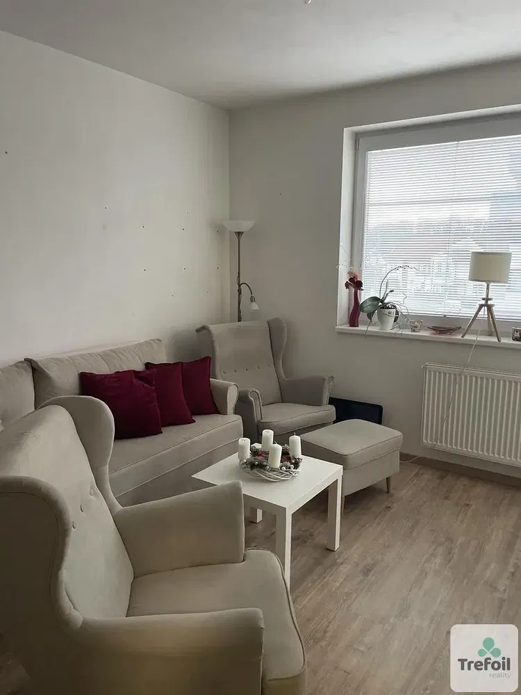 Wohnzimmer; holzboden, tageslicht, moderner stil