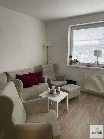 Sala de estar; chão de madeira, luz natural, estilo moderno