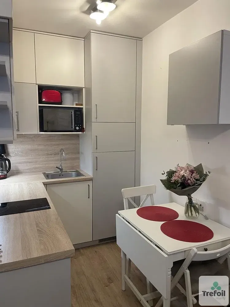 Wohnzimmer; holzboden, tageslicht, moderner stil