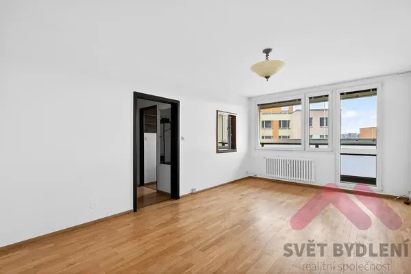 Living room; wood floor, natural light, modern style