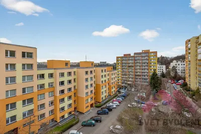 Кухня; кухненски уреди, дървен под, естествена светлина, модерен стил