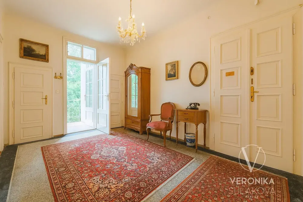 Σαλόνι; ξύλινο πάτωμα, φυσικό φως, μοντέρνο στυλ, ψηλά ταβάνια