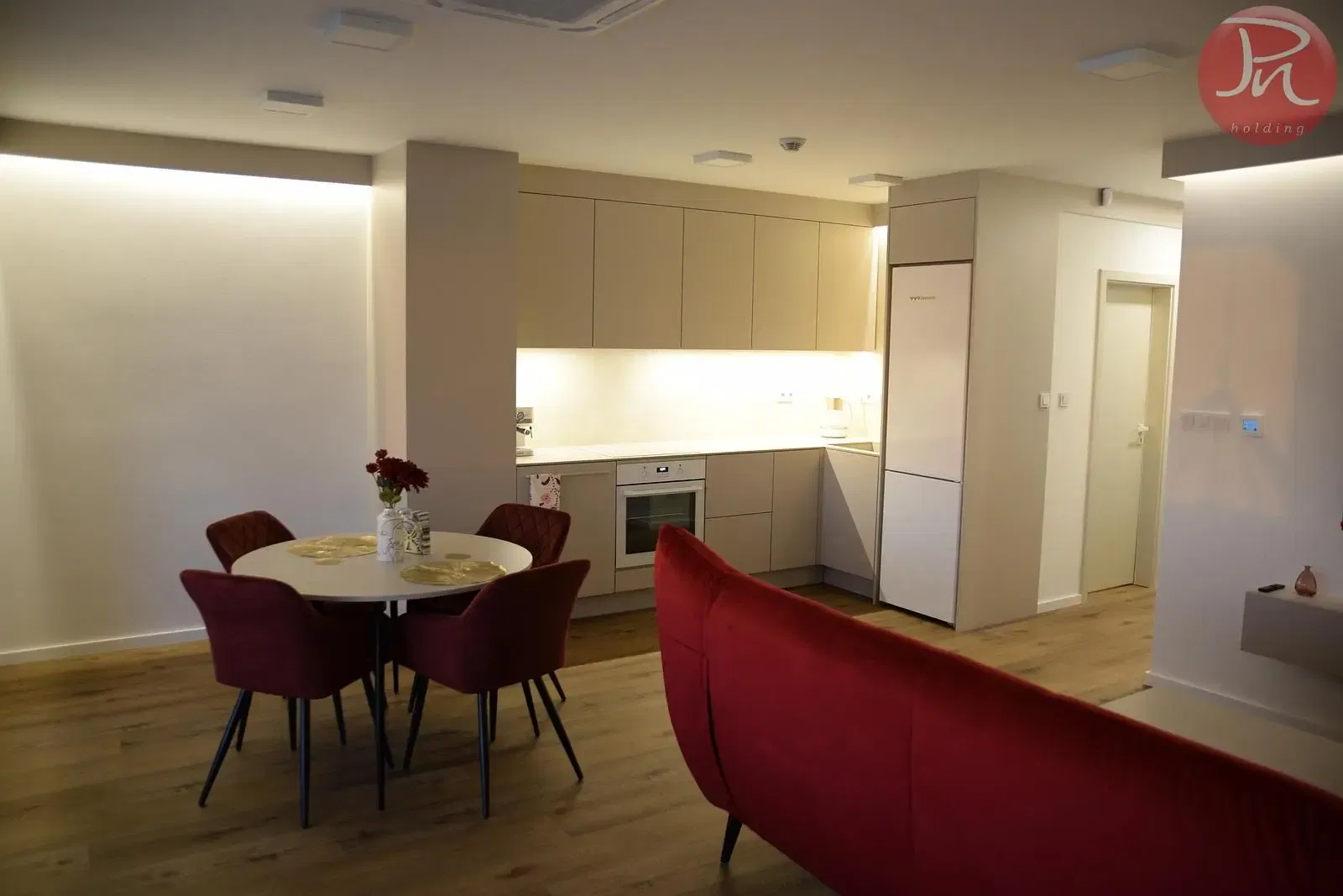 Kuchyně; kuchyňské spotřebiče, dřevěná podlaha, přirozené světlo, moderní styl