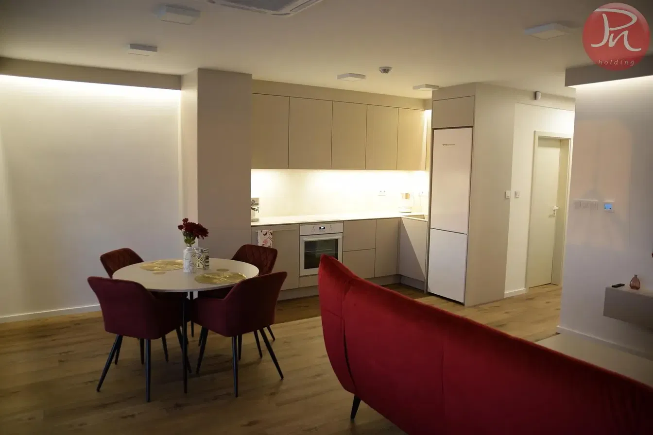 Cuisine; électroménager, parquet, lumière naturelle, style moderne