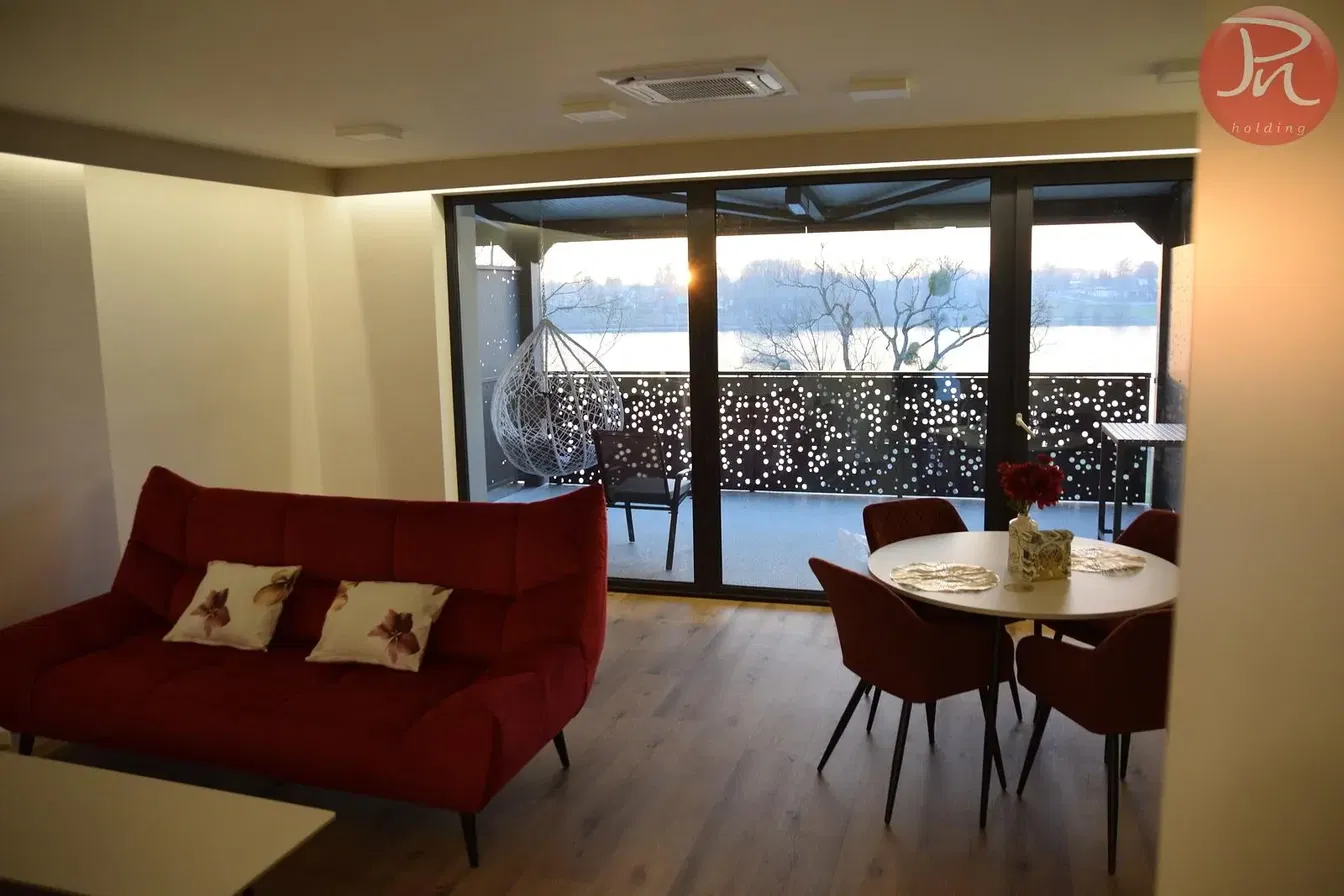 Salon; parquet, lumière naturelle, style moderne, hauteur sous plafond