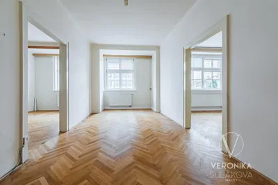 Σαλόνι; ξύλινο πάτωμα, φυσικό φως, μοντέρνο στυλ